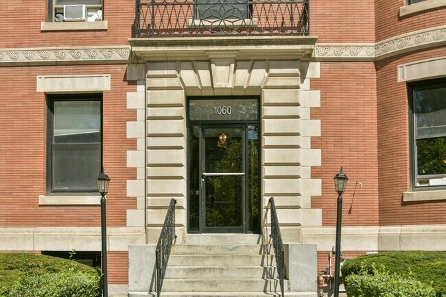 Building Photo - 1060 Beacon St