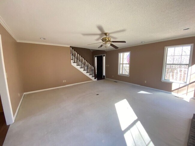 Building Photo - 4 bedroom 3.5 bath house