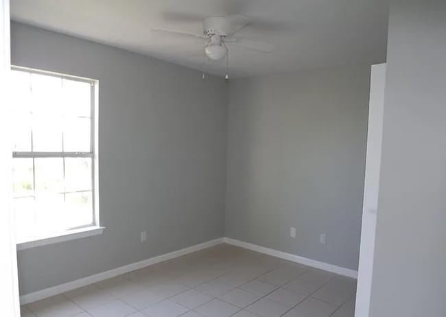 Building Photo - 2712 Oak Hammock Dr