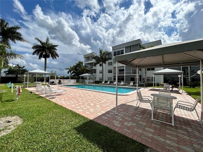 Building Photo - 3000 Sunrise Lakes Dr W