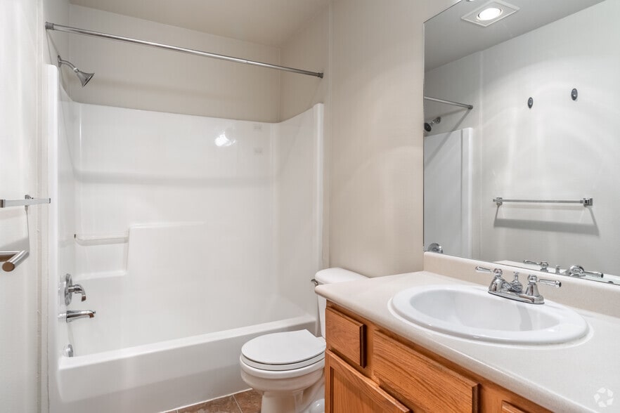 1BR, 1BA - 580SF - Bathroom - Sky Vue