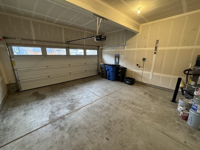 Building Photo - Beautiful, 5-Bedroom Camas Home