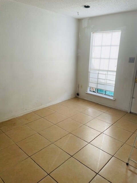 Building Photo - 1511a Kings Rd