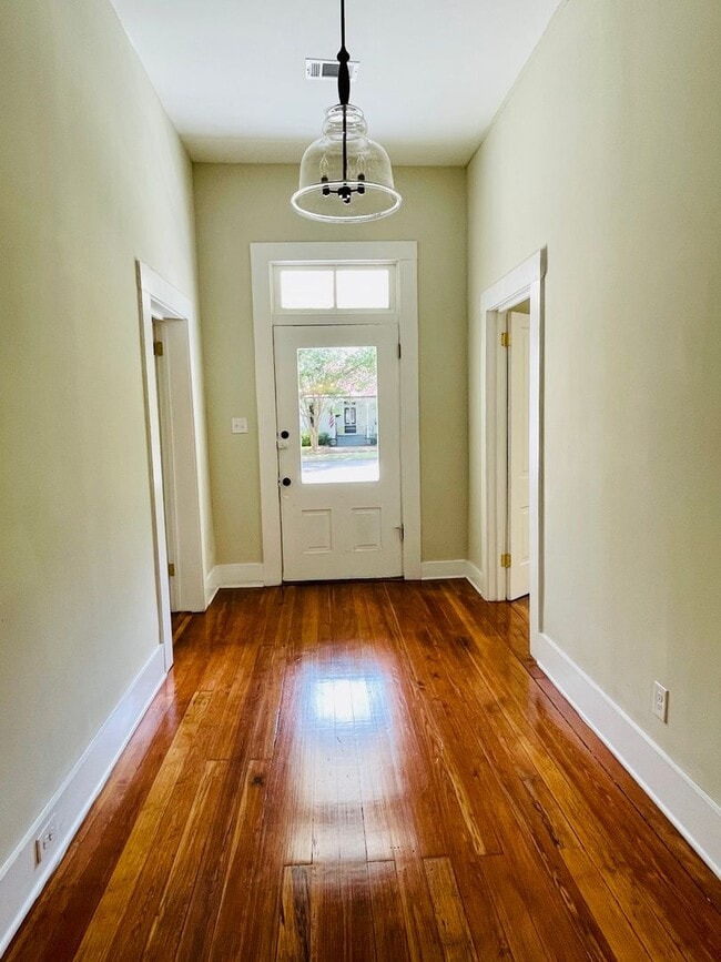 Building Photo - Beautifully restored cottage downtown Madsion