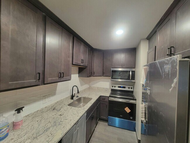 Building Photo - 3208 Shallowford Dr