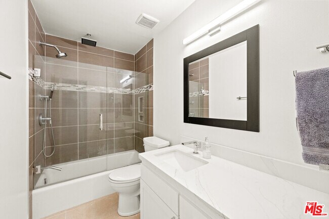 Building Photo - 4069 W Rosecrans Ave