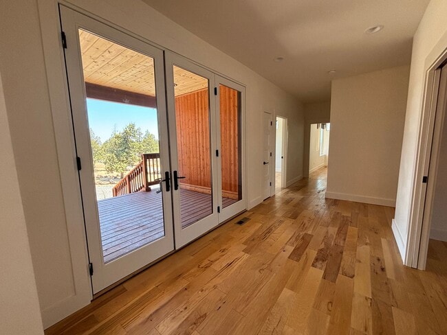 Building Photo - Stunning 4 Bed/3.5 Bath on 4.39 Acre Lot-7...