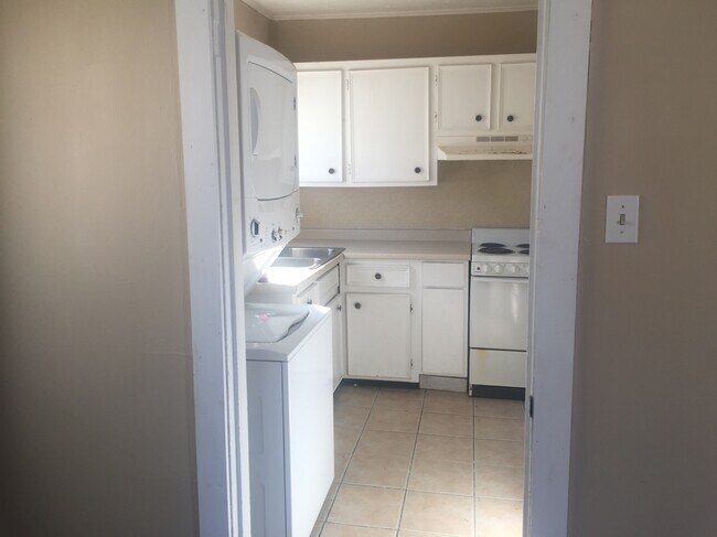 Building Photo - 420 Moss St