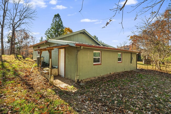 Building Photo - Rare 1-Bedroom in Fairview with Bonus Room...