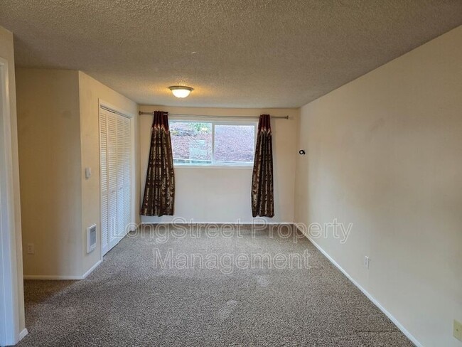Building Photo - 2911 NW Ashwood Dr