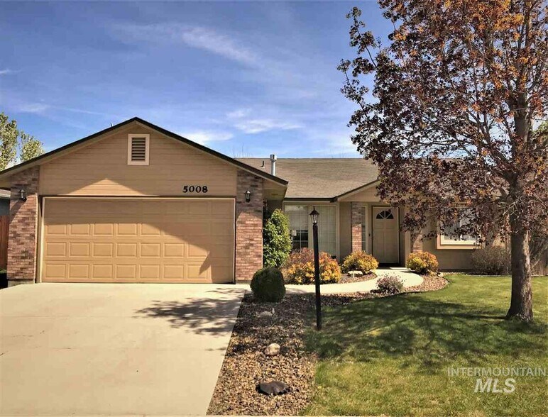 Building Photo - 5008 N Rothmans Ave