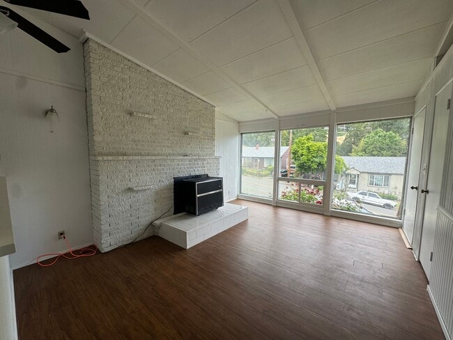 Building Photo - 2 bedroom duplex