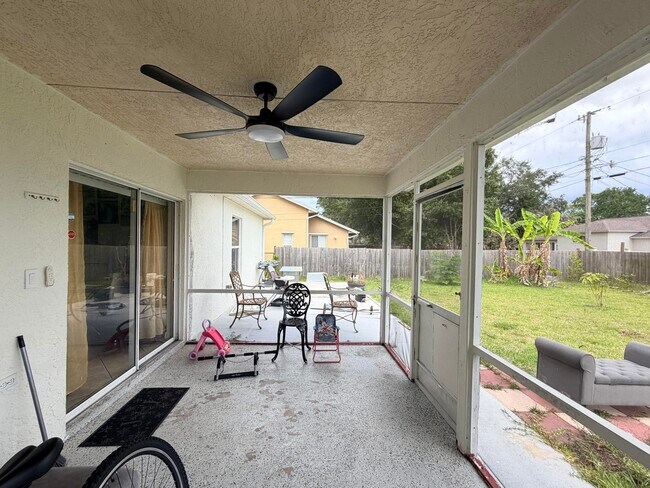 Building Photo - 1342 SW Wampler Ave