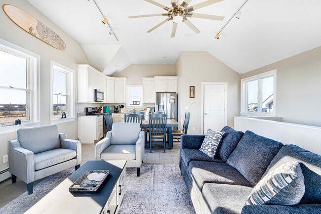 Building Photo - 12 Epping Ave