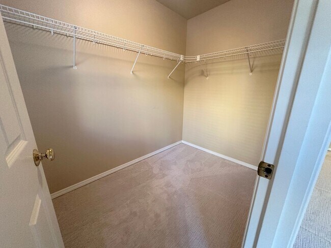 Building Photo - Beautiful 3 Bedroom Townhouse in West Linn!