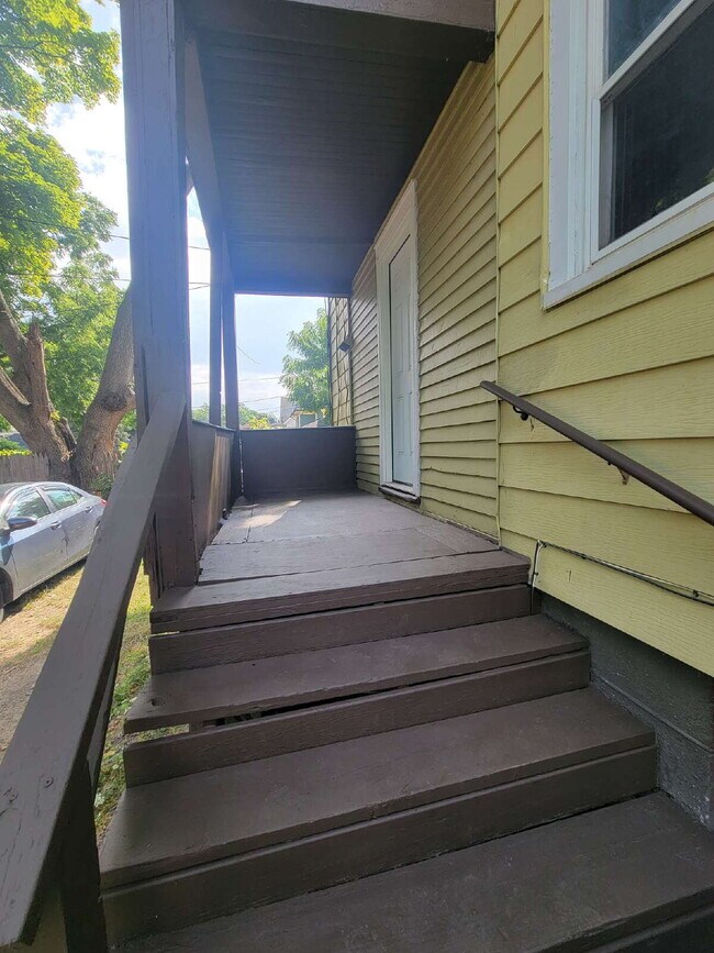 Building Photo - 3 Bedroom- Prime Rochester Location