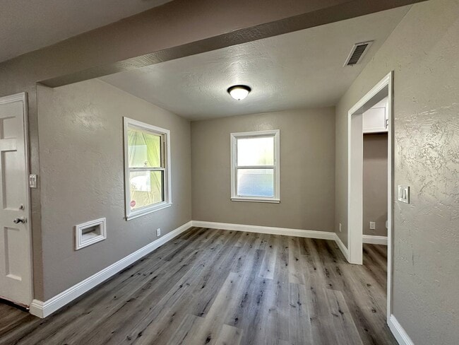 Building Photo - Remodeled Gem in Desirable Neighborhood