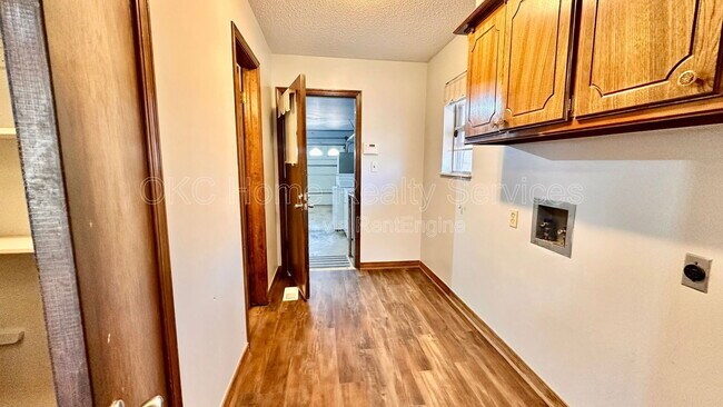 Building Photo - 12109 Camelot Dr