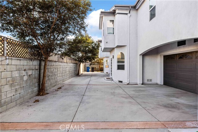 Building Photo - 1046 W 253rd St