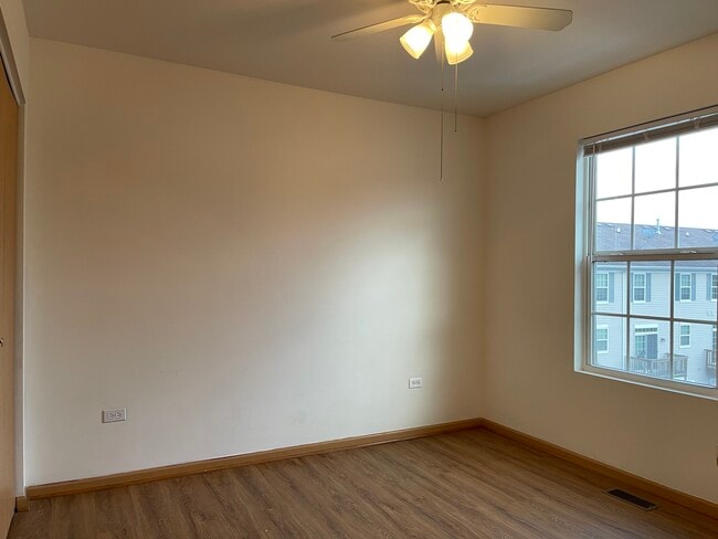 Building Photo - 1353 W Alder Creek Dr