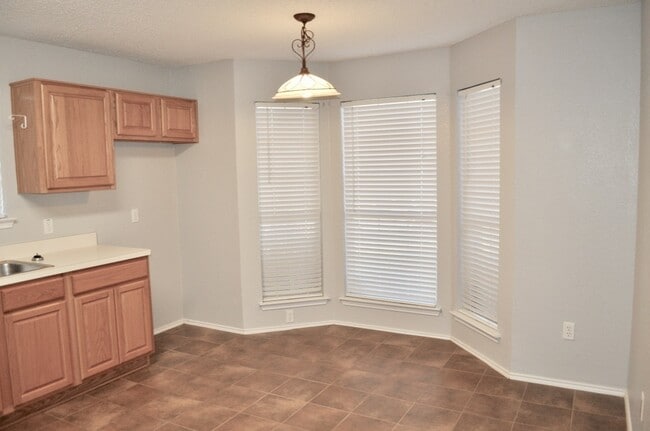 Building Photo - 229 Lancelot Dr