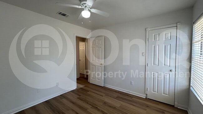 Building Photo - 807 Cavalier Dr