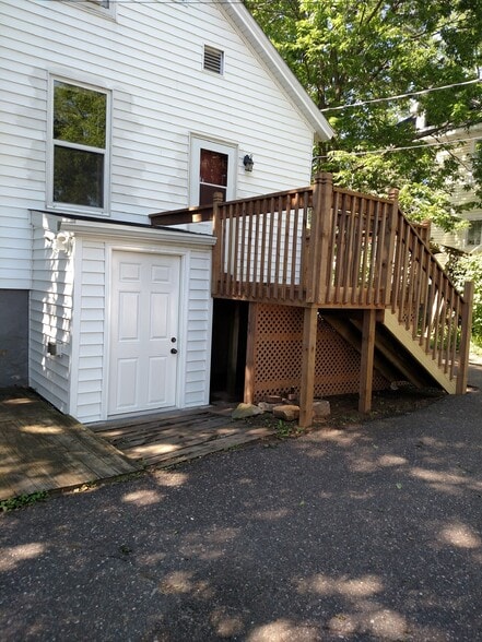 Private entrance from deck - 1024 Main St