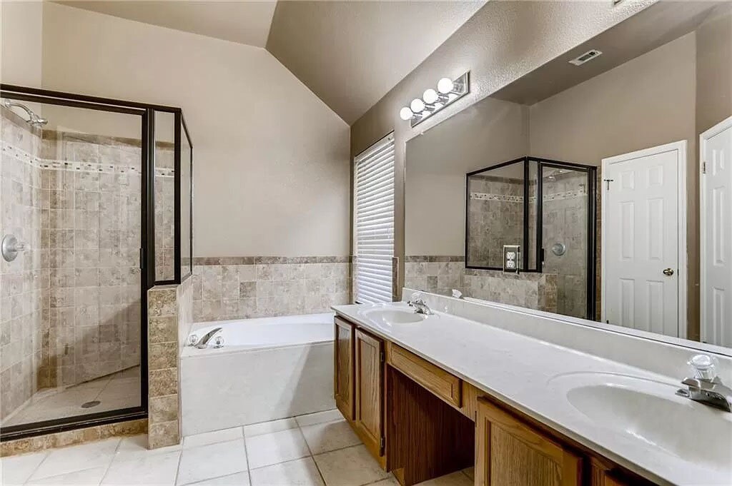 Master bathroom - 414 Steeplechase Dr