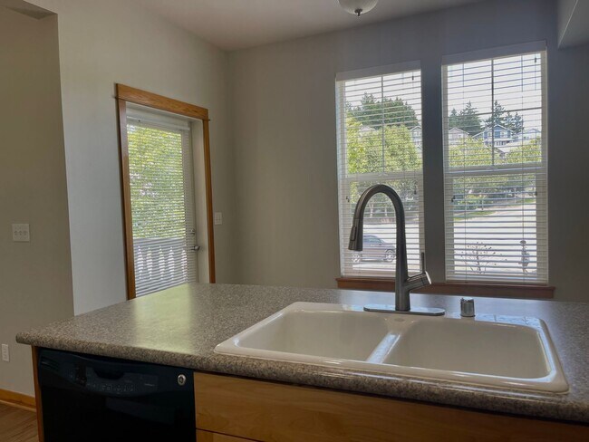 Building Photo - Desirable Downtown Poulsbo Place condo