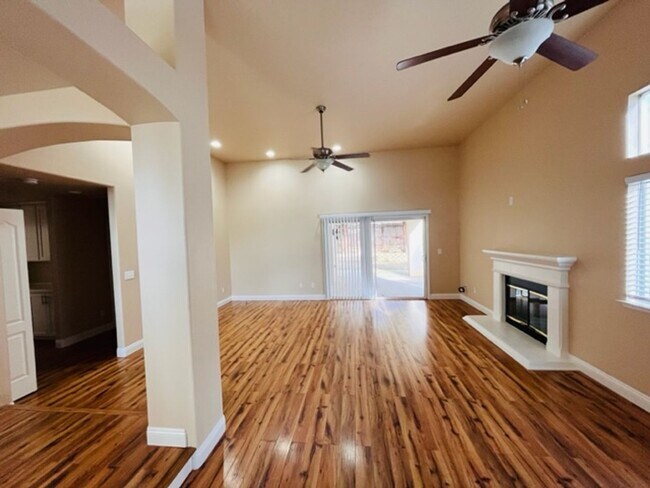 Building Photo - $2,495 Maple & Behymer, 3 Bedroom Home - N...