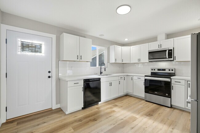 Building Photo - 2325 Yew St