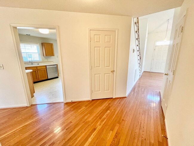 Building Photo - 3 Bed 2.5 Bath Beautiful Home Located North West Greensboro!