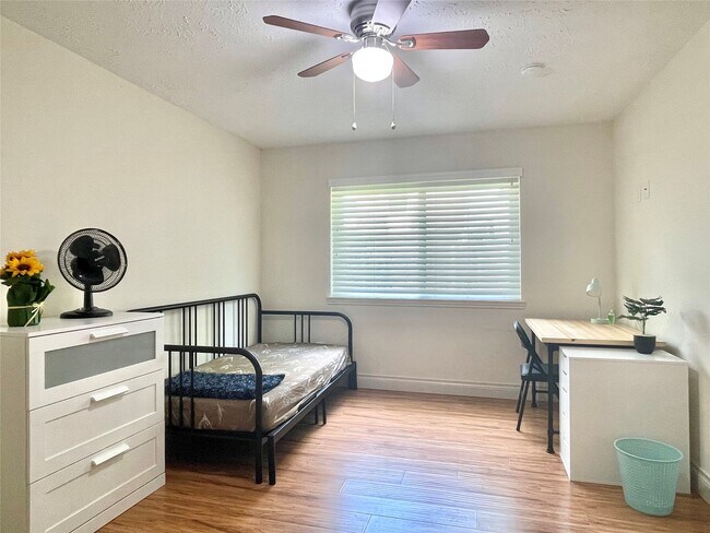 Building Photo - 3023 Sam Houston Dr