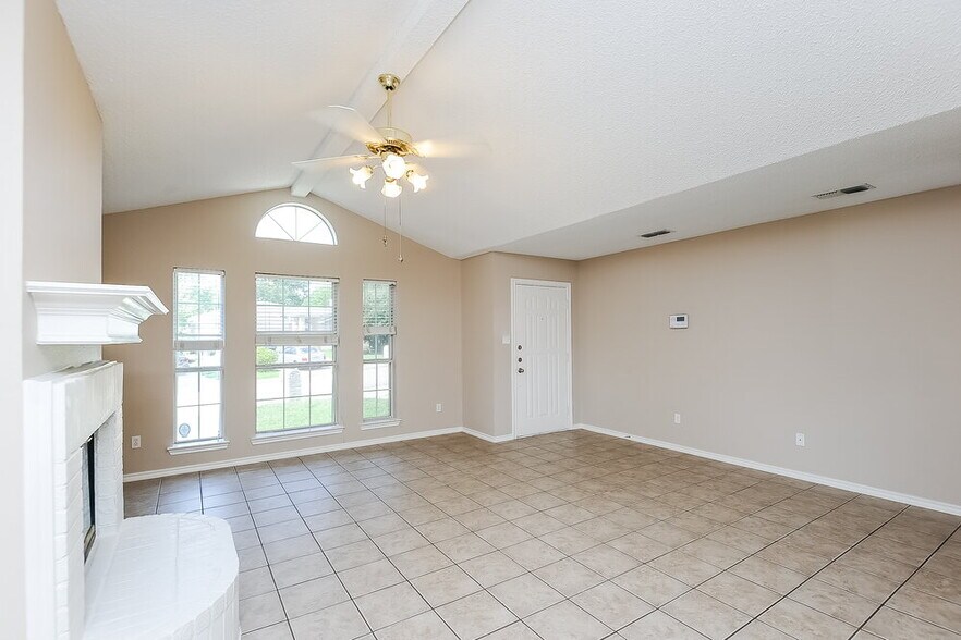 Building Photo - 10224 Maverick Dr