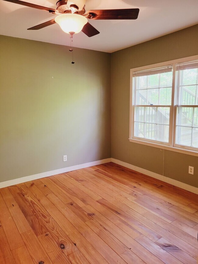 Building Photo - 984 Shades Crest Rd