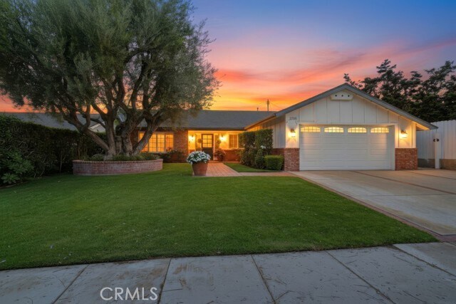 Building Photo - 2705 E Jacaranda Ave