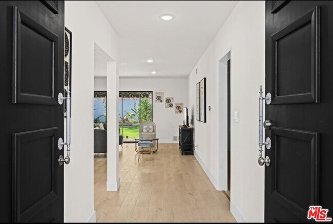 Building Photo - 2617 S Beverly Dr