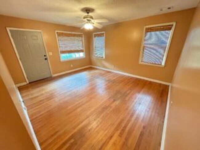 Building Photo - 3 Bed/1 Bath in Rosewood