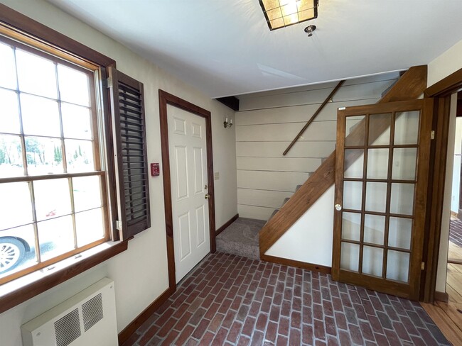 Building Photo - 454 Main St