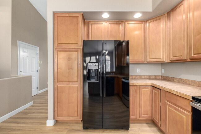 Building Photo - This beautiful 3-bedroom, 3-bathroom in Parker