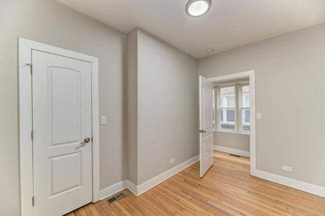 Building Photo - 7944 S Ellis Ave