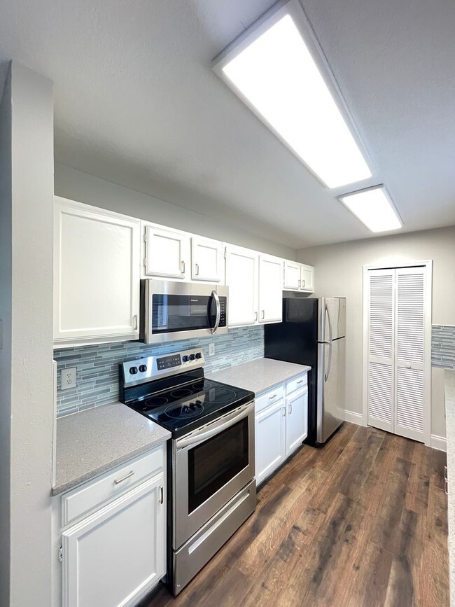 Building Photo - 7800 Fernbrook Way