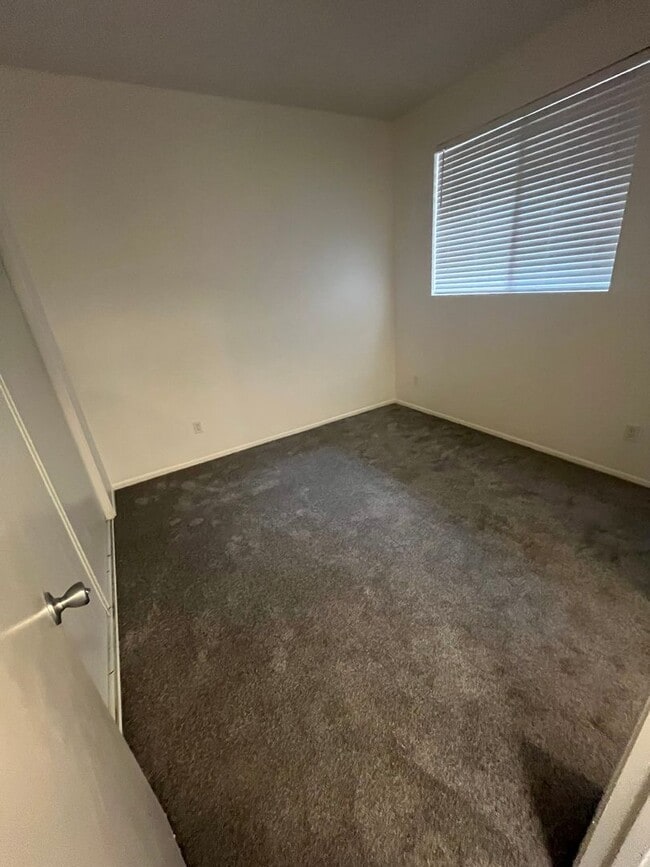 Building Photo - Camelot Community Downstairs 2 Bedroom Con...