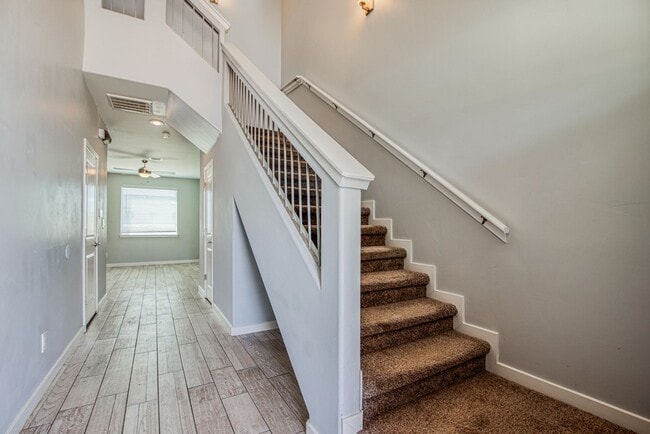 Building Photo - Beautiful 4 bed/2.5 baths in the desirable...