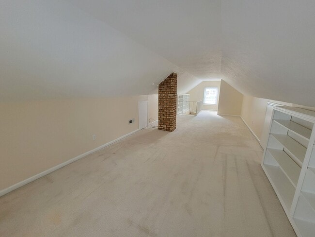 Building Photo - Updated 3 bed, 1 bath, close to ND
