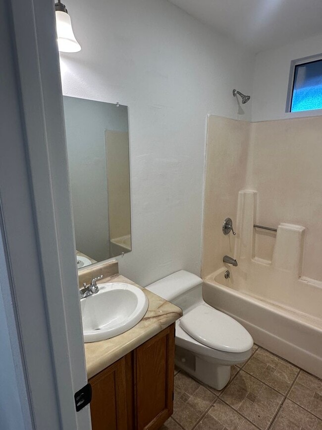 Building Photo - 2 bedroom 1.5 bathroom Ohana, across the street from the beach and park!