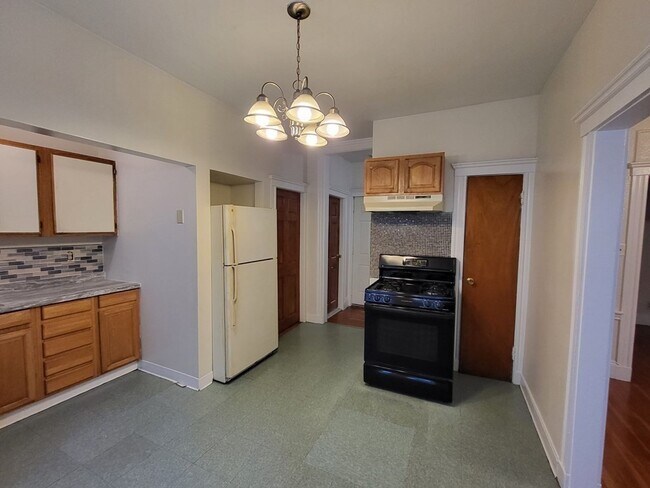 Building Photo - 19 Mora St