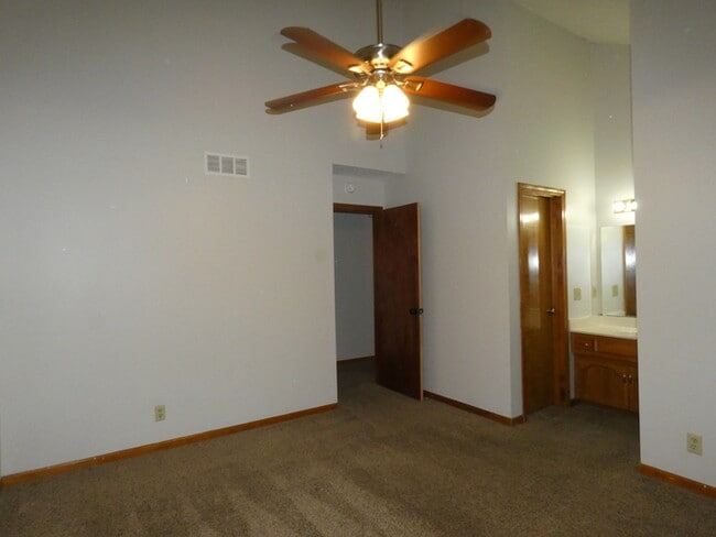 Building Photo - Beautiful Town Home in Kearney, MO