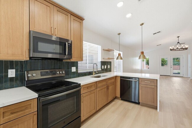 Building Photo - Stunning Home in North Phoenix