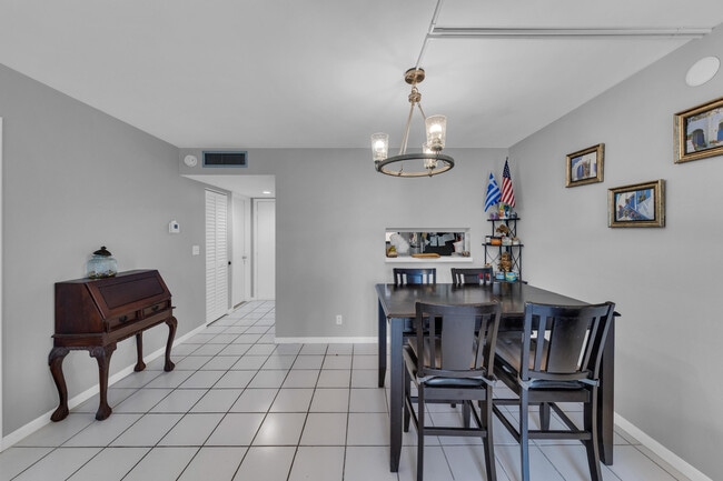 Building Photo - 5160 Las Verdes Cir
